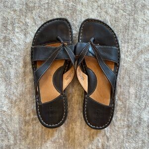 Born outdoor walking shoes / sandals - size 8